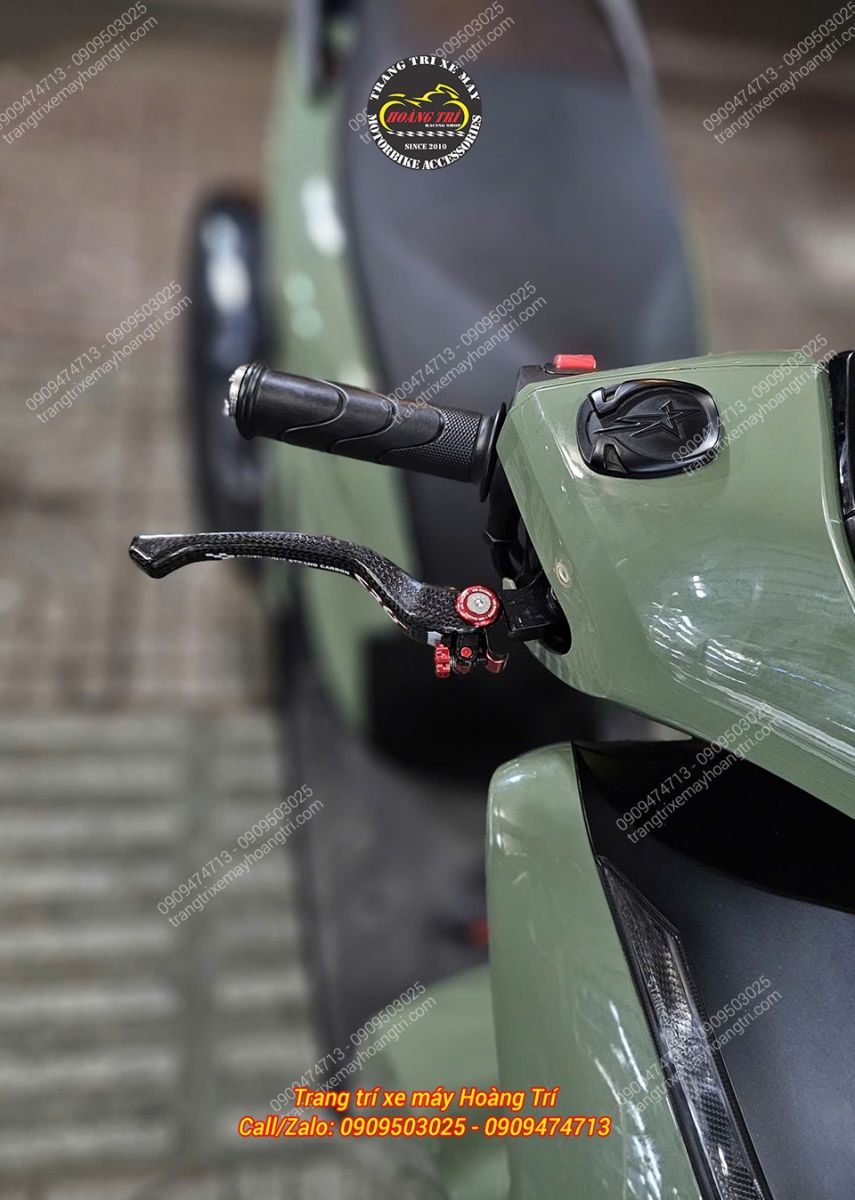Góc nghiêng tay thắng CRG Carbon nổi bật với vân carbon và núm chỉnh đỏ đầy cuốn hút