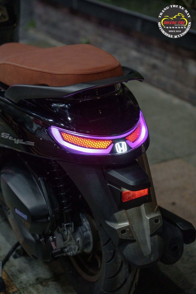 Hiệu ứng LED đèn hậu Stylo 160 giúp phần đuôi Honda Stylo 160 thêm hiện đại, cuốn hút