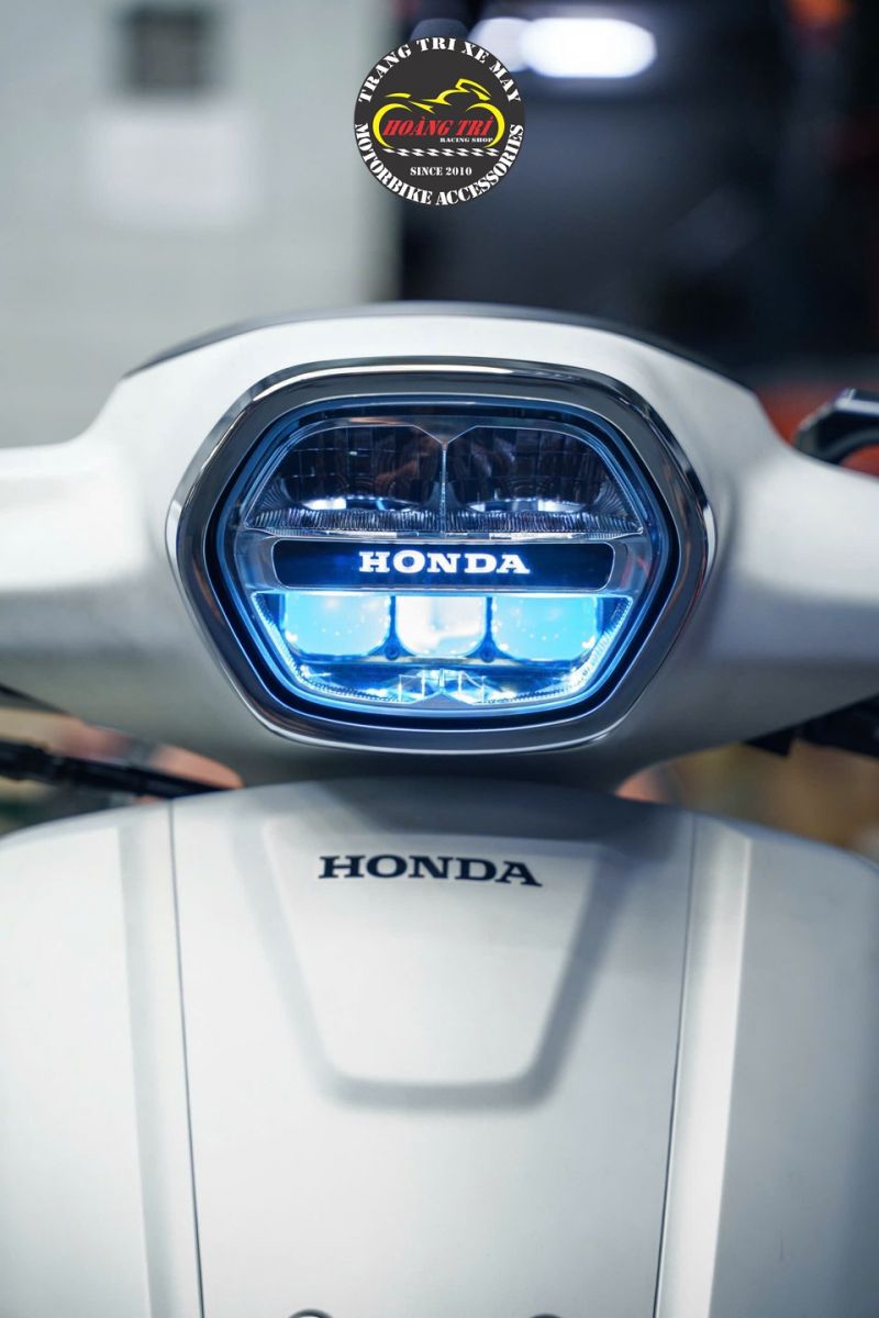 Cận cảnh mặt trước Honda Stylo 160 với đèn bi cầu Aozoom Extra 3 phát sáng mạnh mẽ, rõ nét