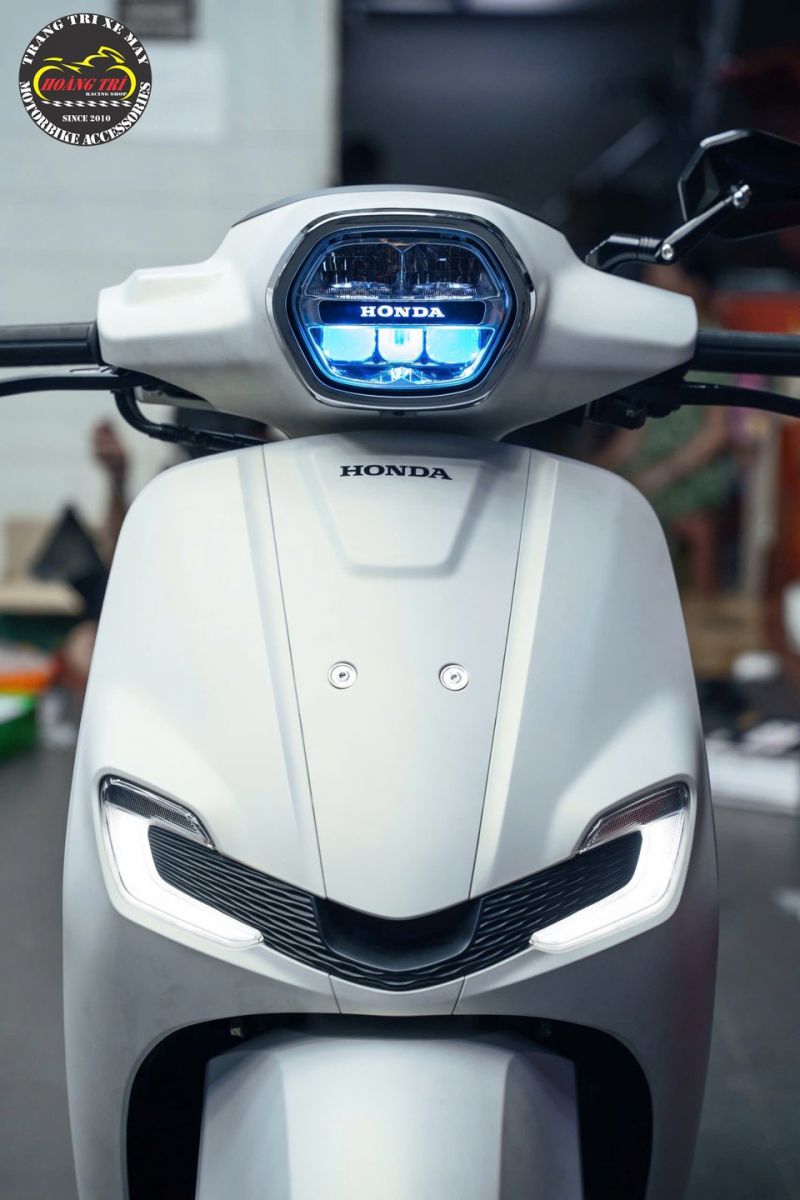 Góc trực diện giúp tôn lên vẻ hiện đại của Honda Stylo 160 sau khi độ đèn bi cầu