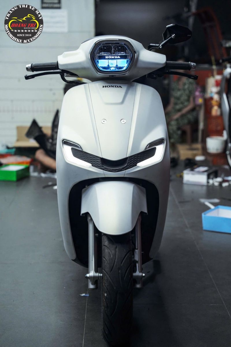 Toàn bộ phần đầu Honda Stylo 160 nổi bật cùng ánh sáng trắng từ đèn bi cầu Aozoom Extra 3