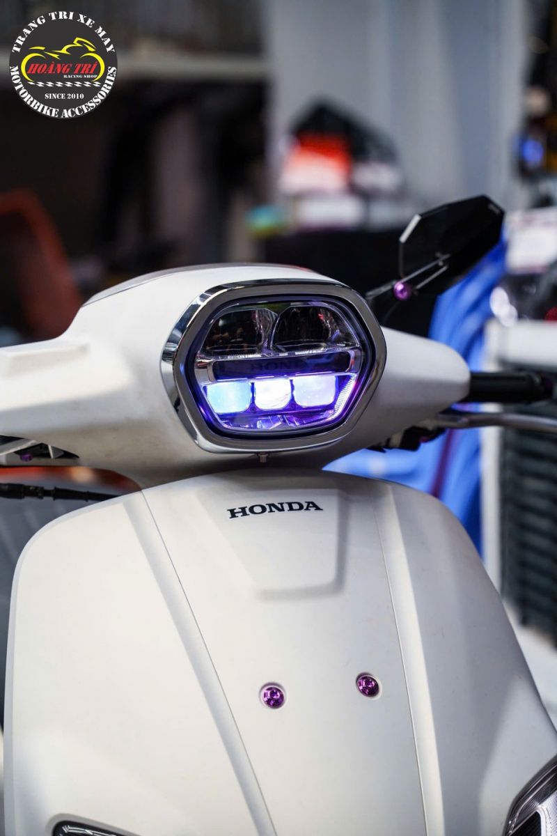 Góc nghiêng cảm nhận rõ ánh sáng mạnh mẽ của Aozoom Extra 3 trên Honda Stylo 160