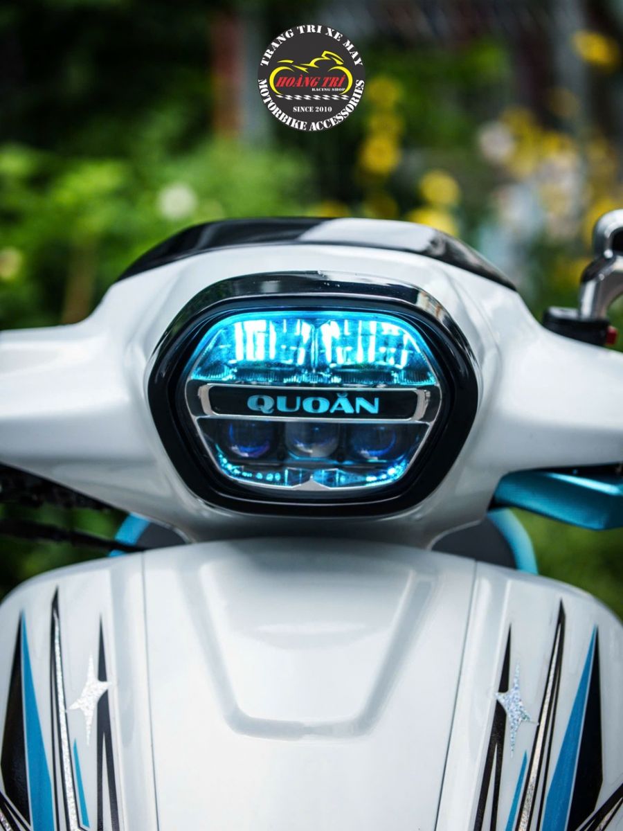Góc trực diện đèn bi cầu Aozoom Extra 3 giúp phần đầu Honda Stylo 160 thêm hiện đại, cuốn hút