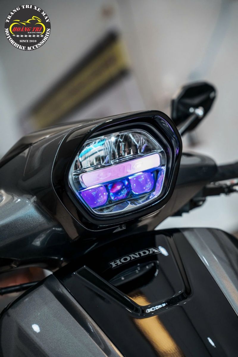 Cận cảnh đèn bi cầu Aozoom Extra 3 trên Honda Stylo 160 màu xám đen