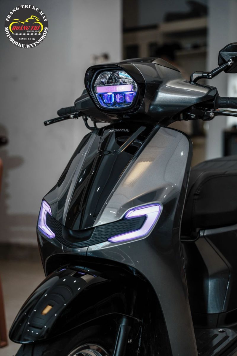 Honda Stylo 160 xám đen nổi bật với đèn bi cầu Aozoom Extra 3