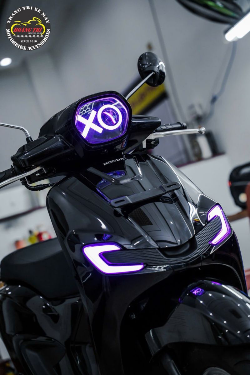 Honda Stylo 160 đen trở nên khác biệt với hiệu ứng XO tím nổi bật cùng đèn LED Audi cùng tông màu
