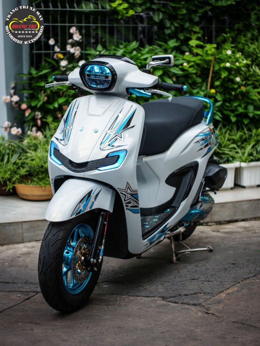 Tổng thể Honda Stylo 160 trở nên cuốn hút hơn với đèn bi cầu Aozoom Extra 3 chính hãng