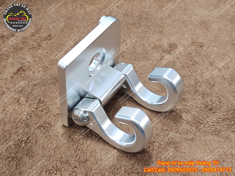 Phiên bản bạc HTR Grande thiết kế hai móc tiện lợi, hỗ trợ treo thêm nhiều vật dụng