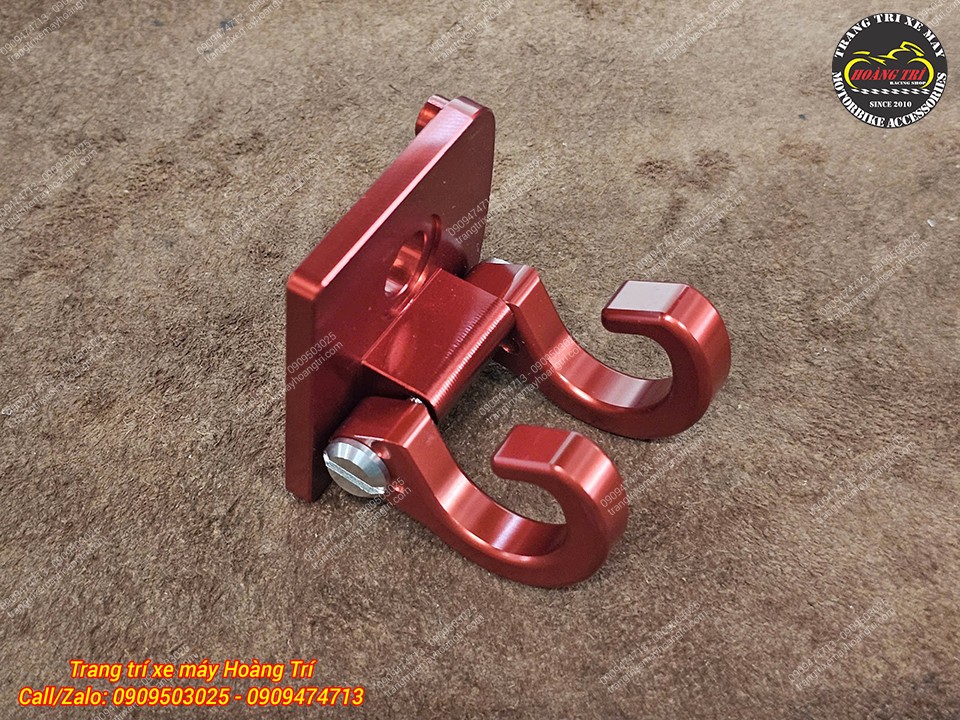 Móc treo HTR Grande màu đỏ cho thấy sự chỉn chu tỉ mỉ từng chi tiết
