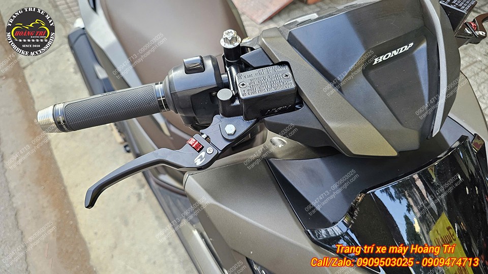 Cận cảnh tay thắng Racing Boy E2 bên phải Vario 160, hoàn thiện chắc chắn, tăng vẻ thể thao tinh tế