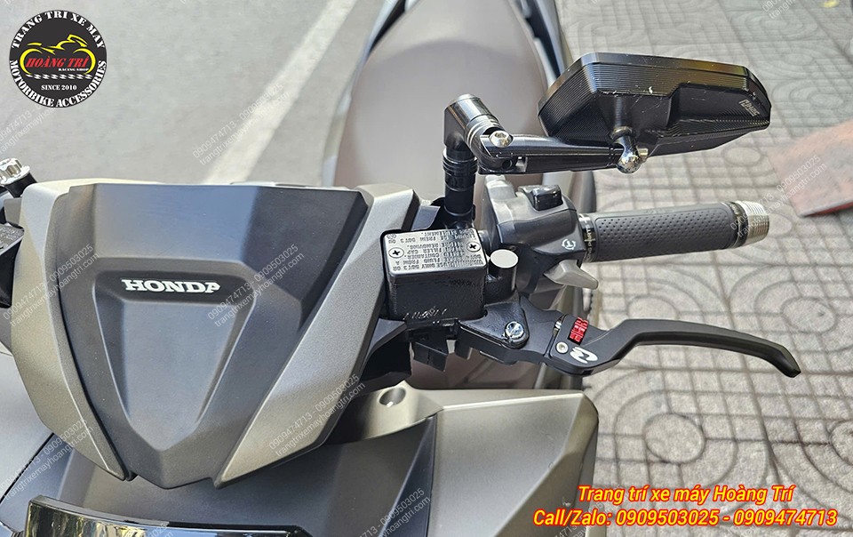 Tay thắng Racing Boy E2 bên trái Vario 160 nổi bật với núm chỉnh, thao tác phanh linh hoạt hơn