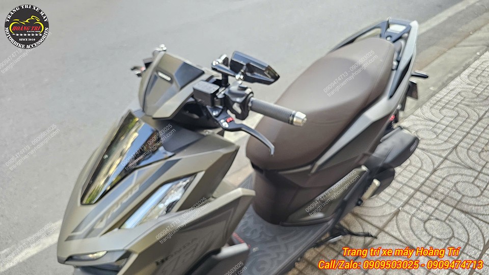 Tổng thể cùm tay lái bên trái của Vario 160 sau nâng cấp tay thắng Racing Boy E2 cuốn hút hơn