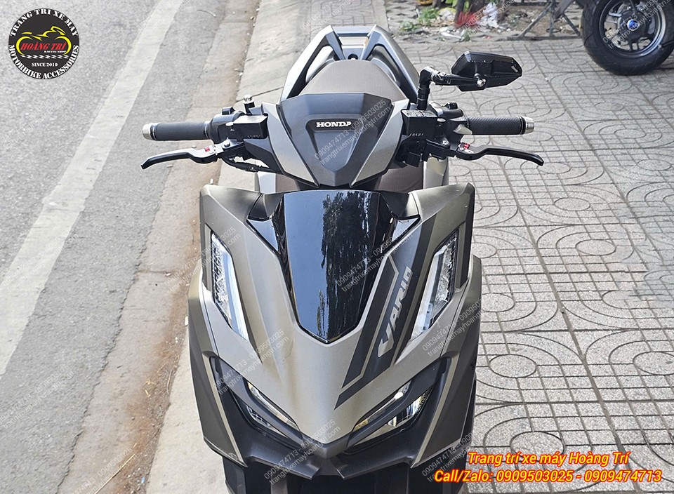 Góc trực diện Vario 160 trang bị tay thắng Racing Boy E2 tạo điểm nhấn mạnh mẽ cho tay lái