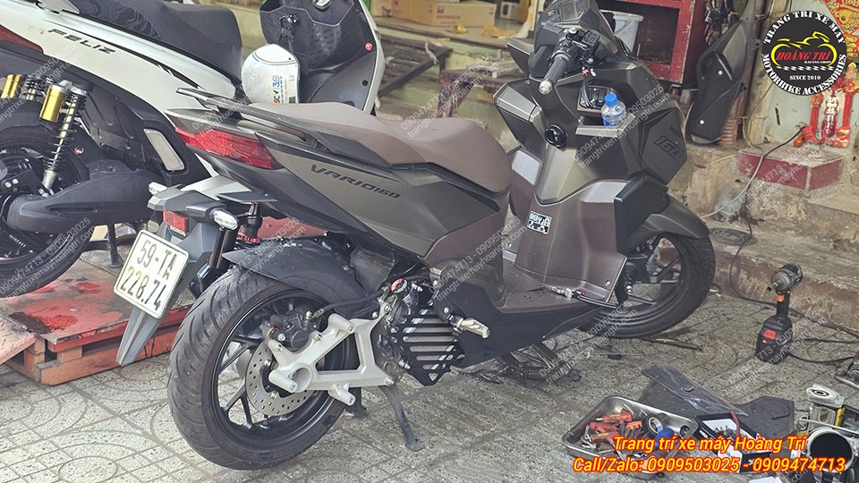 Phía sau Vario 160 CBS với bộ đĩa thắng sau mang diện mạo cứng cáp, hiện đại hơn