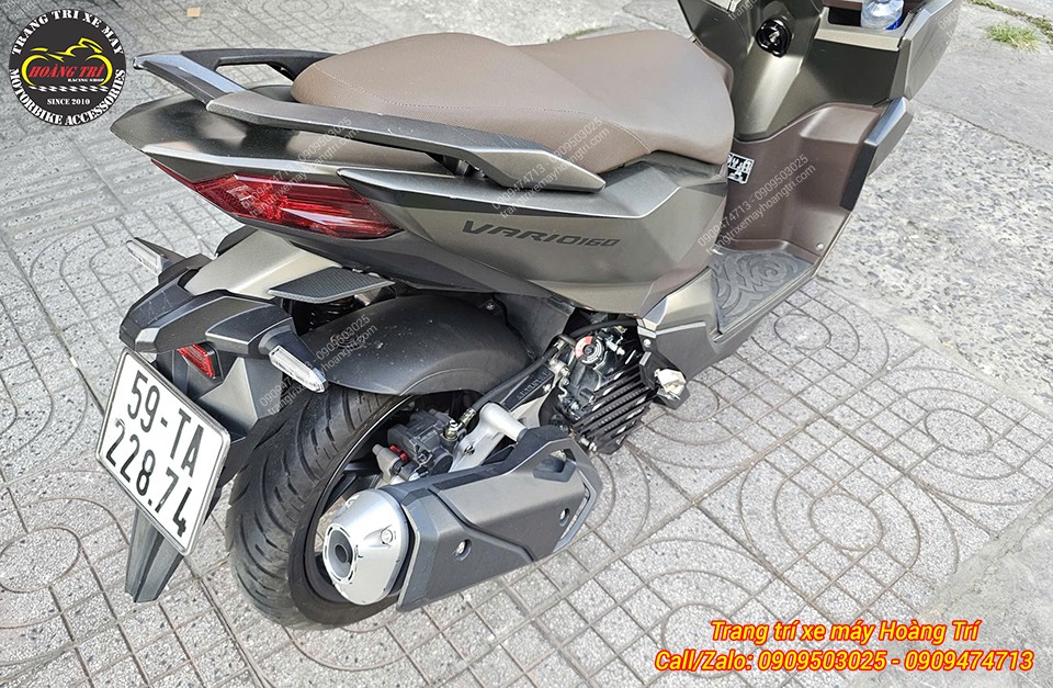 Phía sau Vario 160 hoàn thiện che két nước nhôm CNC 3D, tăng điểm nhấn, đơn giản mà sang trọng