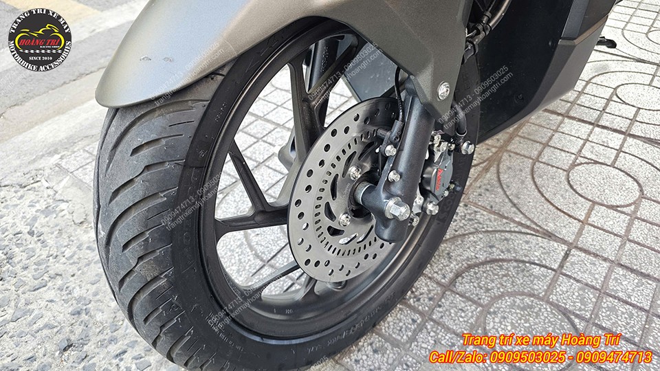 Góc nghiêng bánh trước Vario 160 CBS với hệ thống phanh ABS hoàn thiện gọn gàng, chắc chắn hơn