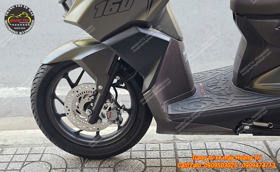 Góc ngang bánh trước Vario 160 CBS nổi bật hơn sau khi nâng cấp hệ thống phanh ABS