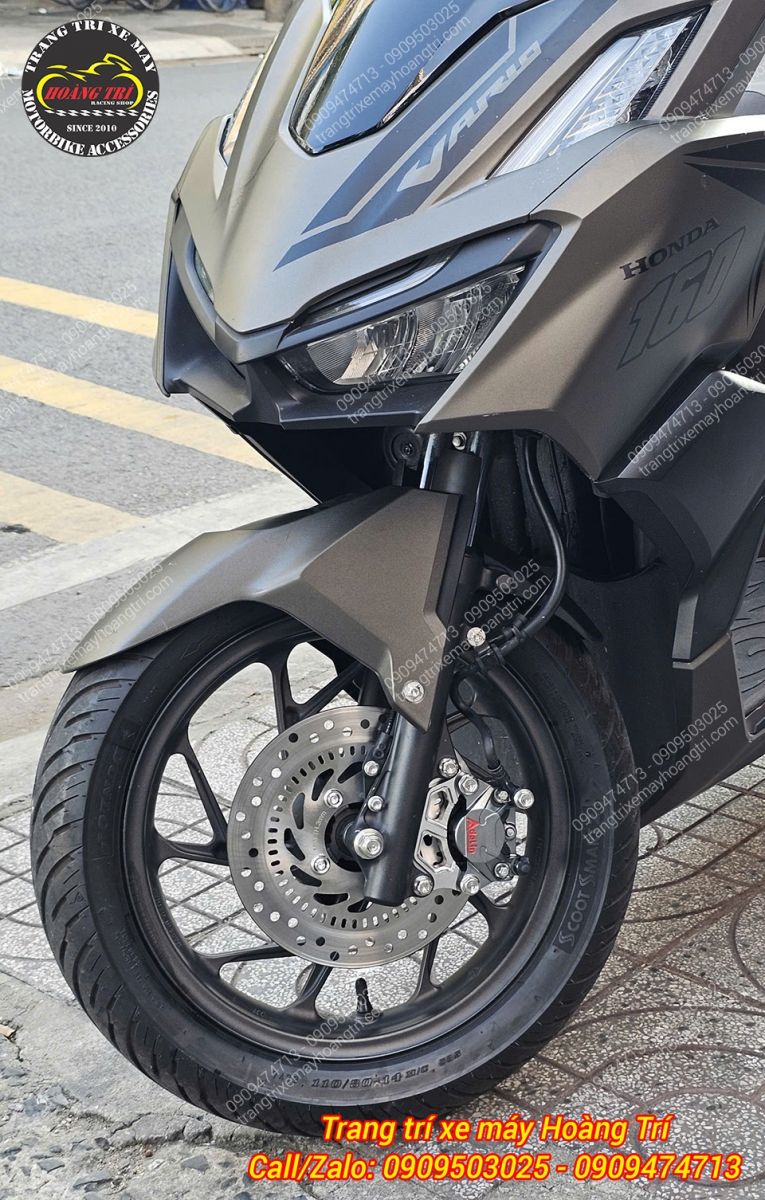 Dàn chân trước xe Vario 160 CBS với cụm phanh ABS tạo diện mạo hiện đại và thể thao