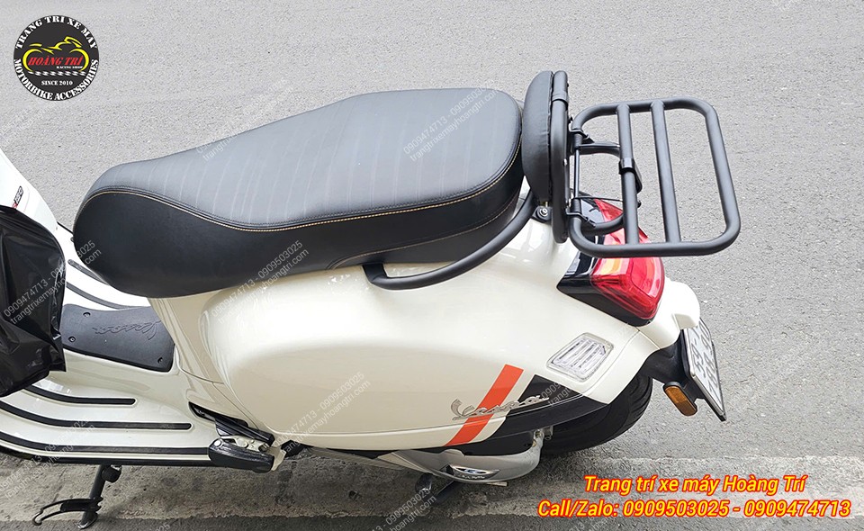 Cận cảnh baga sau tựa lưng chữ C Vespa GTS, baga mở rộng sẵn sàng gắn thêm phụ kiện