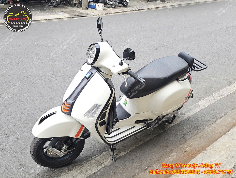 Góc nhìn từ trên, baga sau chữ C kết hợp nệm tựa lưng hài hòa cùng ngoại hình Vespa GTS