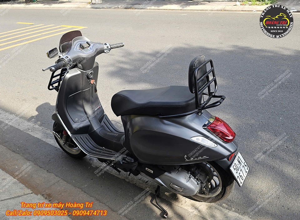 Góc phía sau Vespa Sprint nổi bật với baga KTC và nệm tựa lưng cứng cáp, tiện dụng