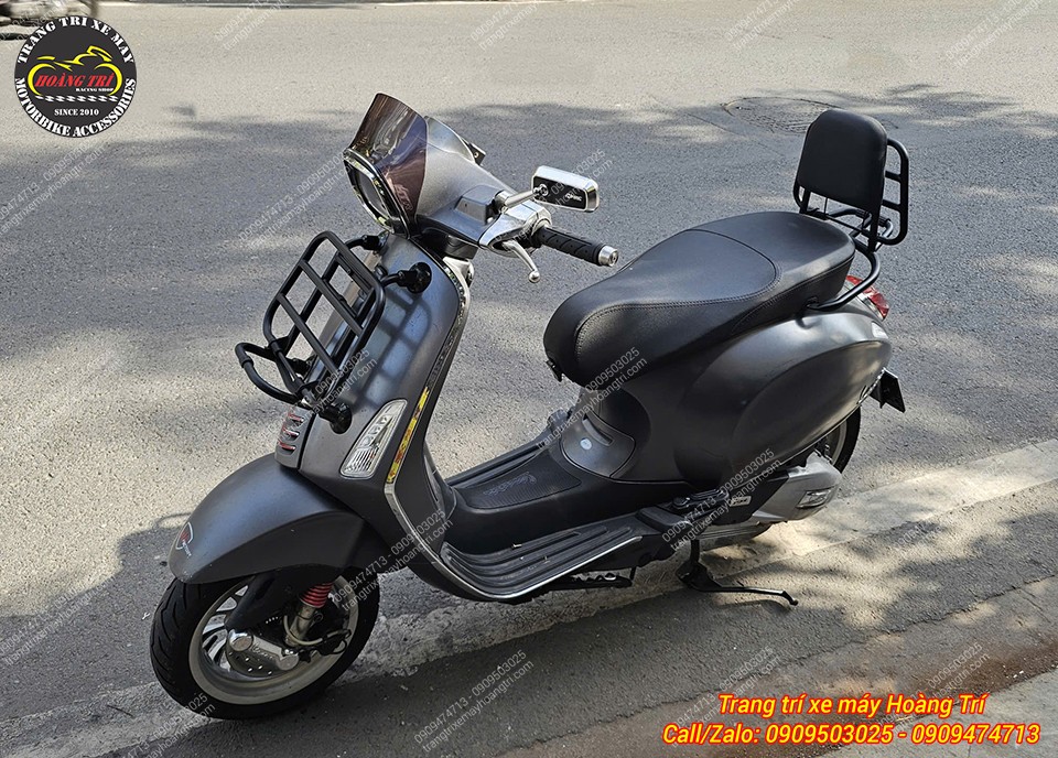 Toàn cảnh Vespa Sprint lắp baga sau KTC cùng nệm tựa lưng, hỗ trợ di chuyển thoải mái hơn