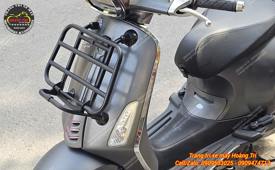 Cận cảnh baga trước Vespa Sprint chắc chắn, thuận tiện chở hành lý và tăng nét cổ điển thanh lịch