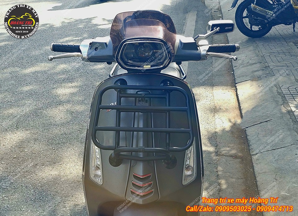 Góc trực diện baga trước Vespa Sprint lắp cân đối cùng kính chắn gió và kính hậu nổi bật