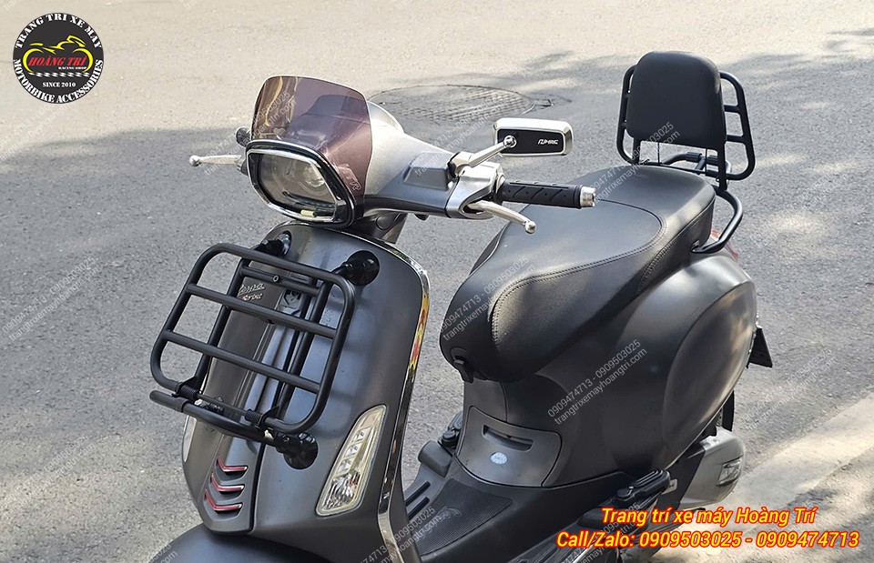 Tổng thể Vespa Sprint nổi bật với baga trước kết hợp baga tựa lưng sau đầy tiện dụng