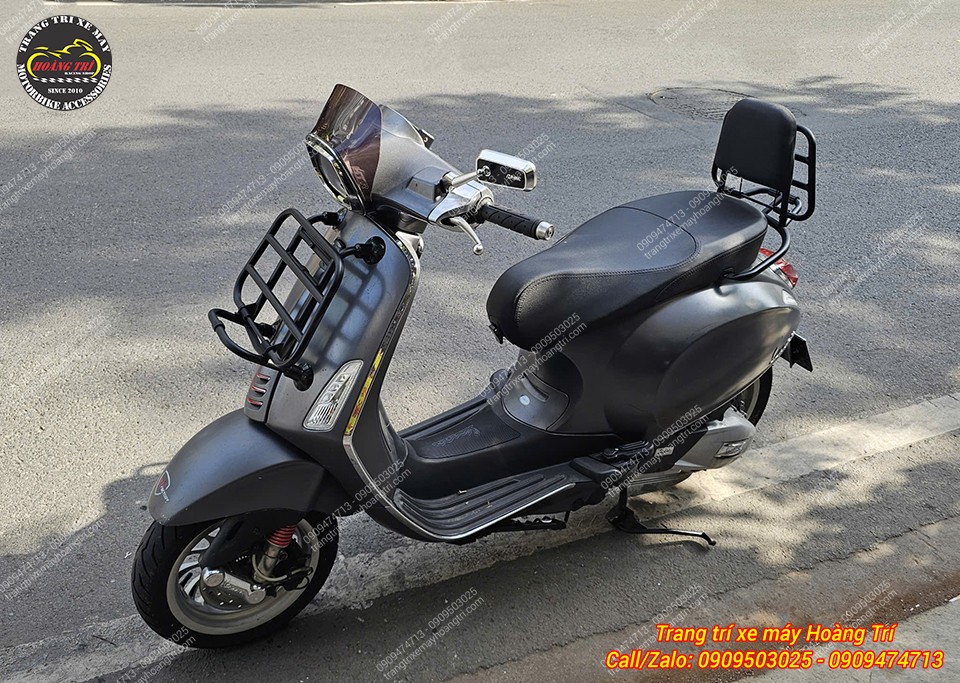Góc nghiêng Vespa Sprint hoàn thiện baga trước chắc chắn, hài hòa với tổng thể sang trọng của xe