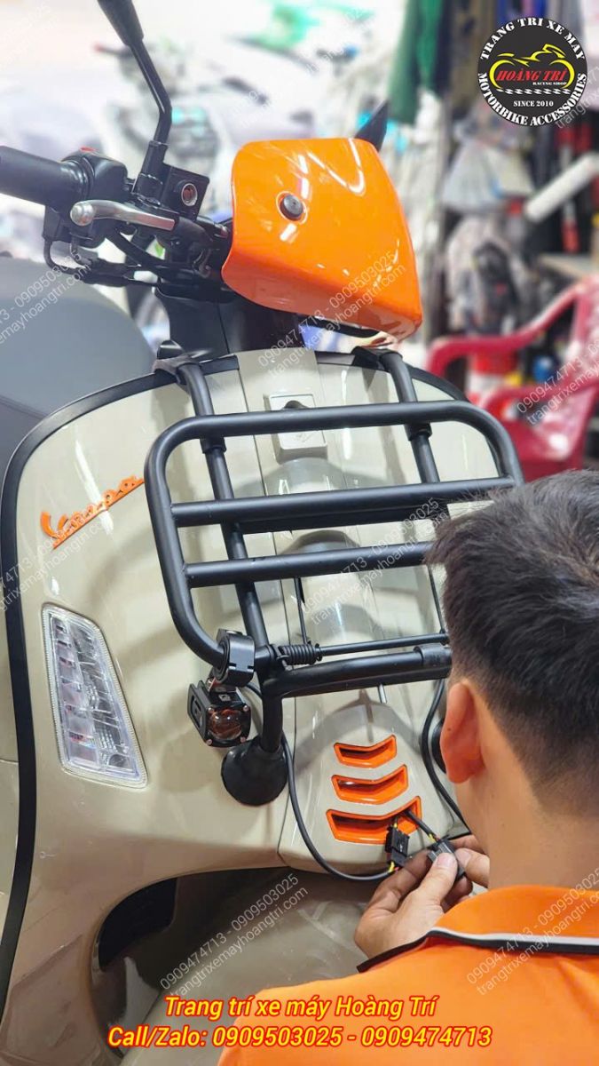Kỹ thuật viên kết nối giắc cắm đèn Kewig K11 gọn gàng, thuận tiện tháo lắp và bảo dưỡng