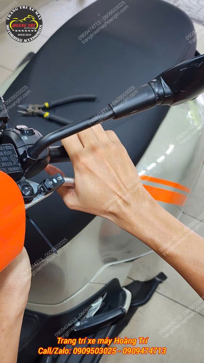 Lắp công tắc điều khiển đèn trợ sáng Kewig K11 vị trí thuận tay, thao tác bật tắt nhanh chóng