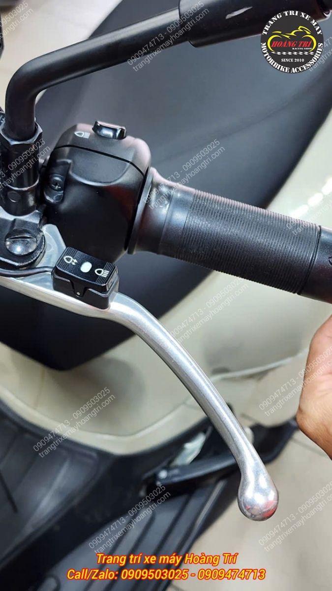 Cận cảnh công tắc đèn trợ sáng Kewig K11 nhỏ gọn, đồng bộ cụm điều khiển bên trái Vespa