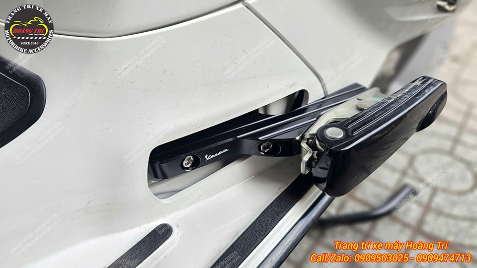 Cận cảnh gác chân sau nhôm CNC nối dài Vespa GTS, gia công sắc nét và lắp đặt chắc chắn
