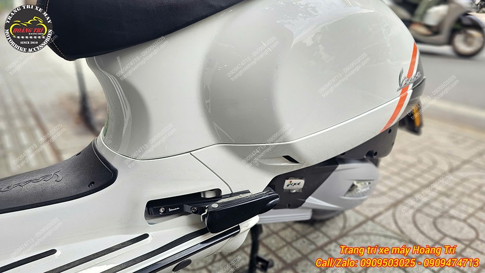Góc nghiêng gác chân sau Vespa GTS ôm sát thân xe, giữ vẻ đẹp nguyên bản tinh tế