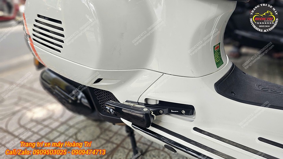 Cận cảnh gác chân sau nhôm CNC Vespa GTS gập gọn, tăng tính tiện lợi và thẩm mỹ