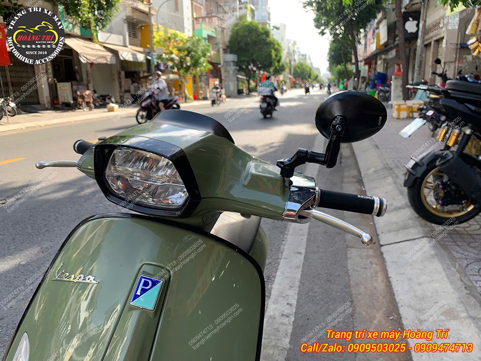 Vespa nổi bật hơn với kính hậu H2C Mouse V6 kết hợp bao tay Racing Boy AHG66 đồng bộ