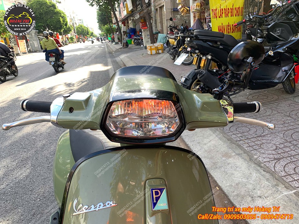Góc trực diện Vespa hoàn thiện kính hậu H2C Mouse V6 cùng bao tay Racing Boy AHG66 đẹp mắt