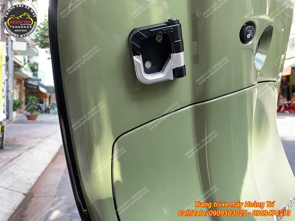 Cận cảnh móc treo đồ nhôm CNC Vespa lắp gọn gàng, với hai màu trắng đen nổi bật