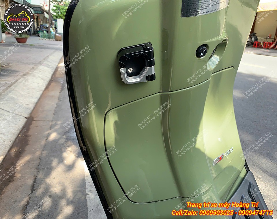 Góc nghiêng móc treo đồ nhôm CNC nổi bật nhờ thiết kế chắc chắn trên dàn áo Vespa