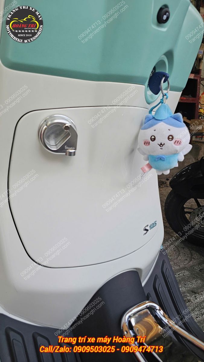 Cận cảnh móc treo đồ nhôm CNC Vespa gập gọn, tiện lợi để treo túi và vật dụng thường ngày