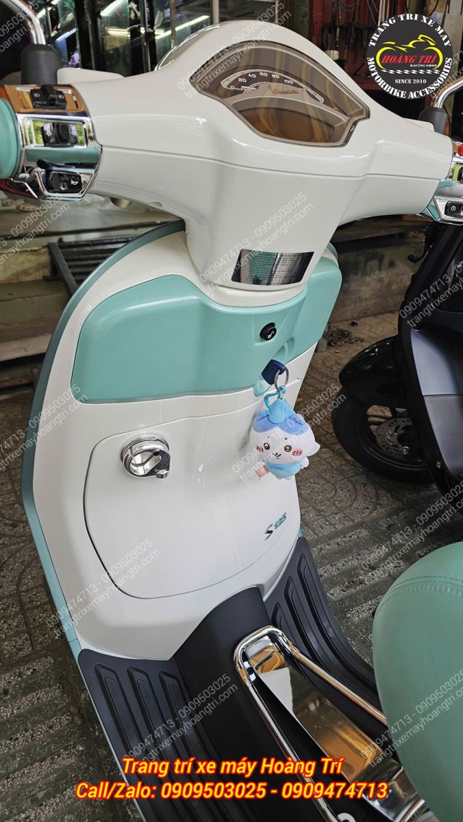 Khu vực yếm trước Vespa nổi bật với móc treo đồ nhôm CNC tiện lợi và đẹp mắt