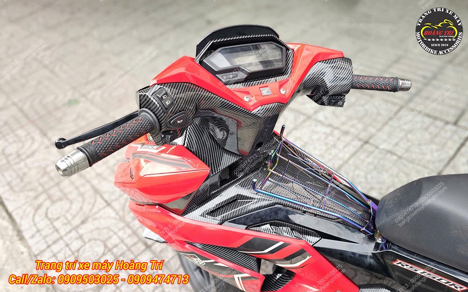 Khu vực tay lái Winner X phủ sơn nhúng carbon, mang phong cách thể thao và đầy cá tính