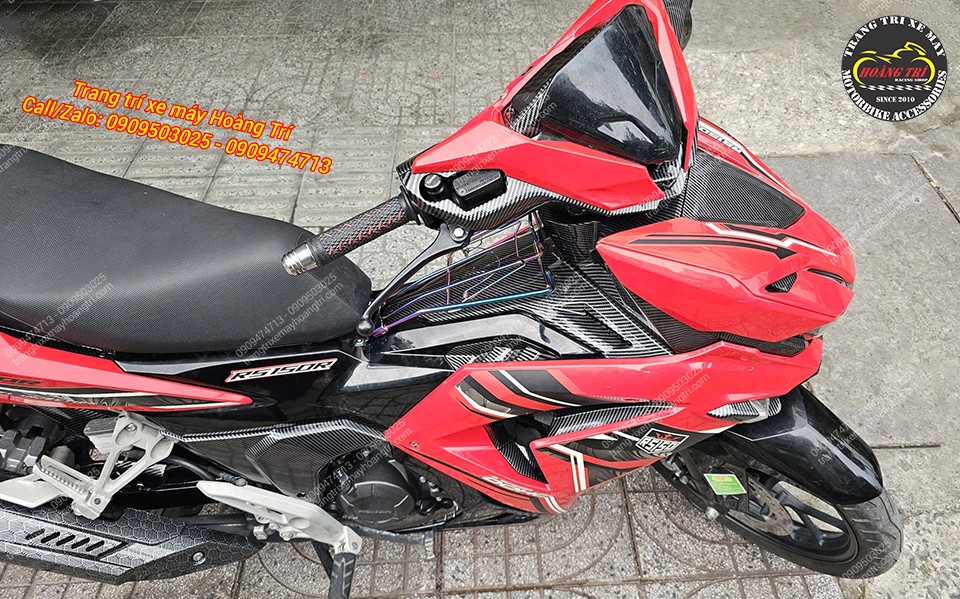 Góc nhìn từ trên Winner X thể hiện sự đồng bộ giữa sơn nhúng carbon và dàn áo màu