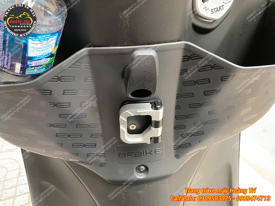 Cận cảnh móc treo nhôm CNC màu bạc lắp VinFast Feliz, treo đồ chắc chắn và tiện lợi