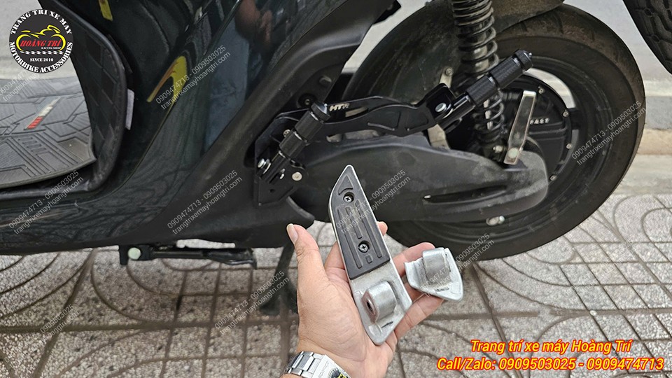 Trên tay gác chân zin của Feliz và trên xe là gác chân phụ HTR hoàn thiện sắc nét