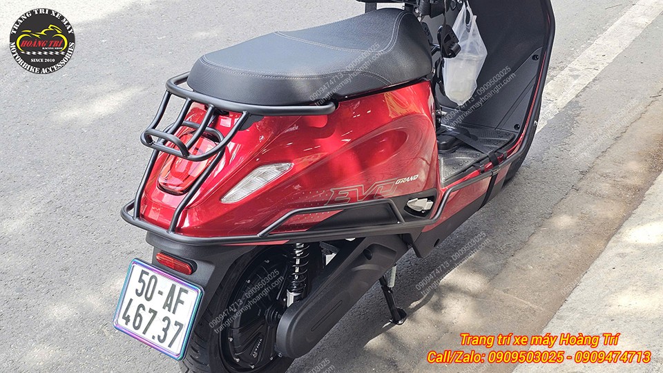 Cận cảnh baga cong KTC ôm sát đuôi VinFast EVO, tăng khả năng chở đồ cho xe