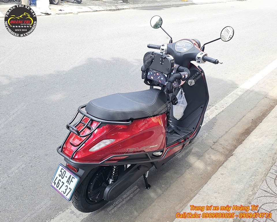 Tổng thể VinFast EVO nổi bật hơn với baga cong KTC cứng cáp, sẵn sàng chở thêm đồ