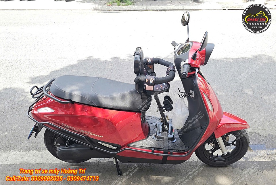 Anh khách còn trang bị cùng khung bảo vệ kết hợp baga cong KTC hài hòa với VinFast EVO