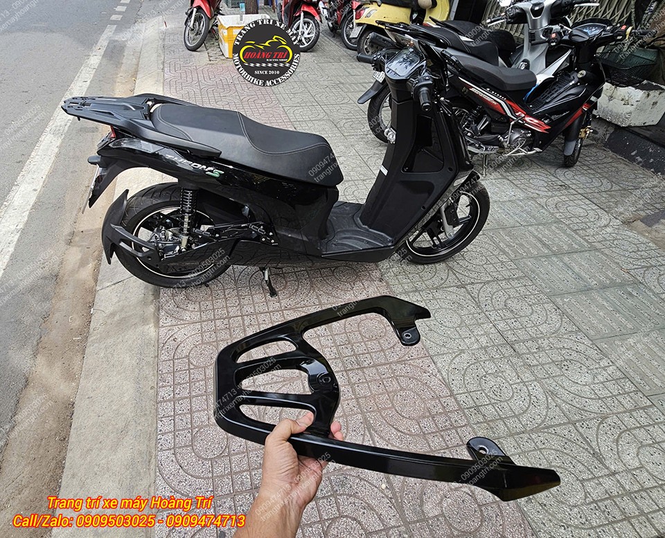 Trên tay là baga zin, trên xe đã hoàn thiện baga sau nhôm đúc cho VinFast Theon S